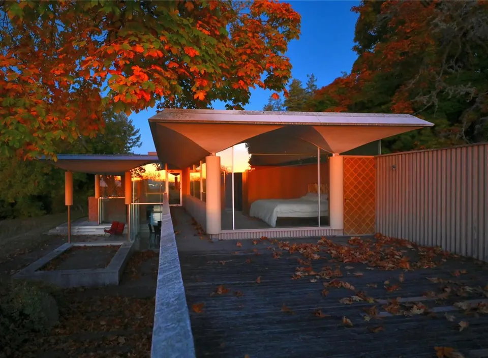 Autumn entrance to the Filberg House