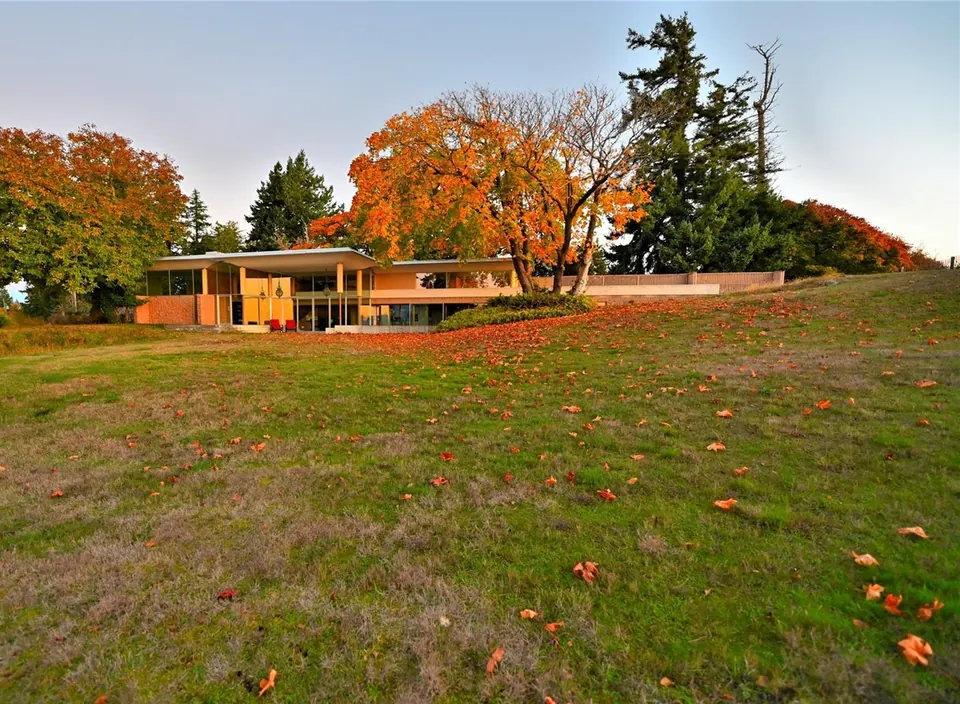 The Filberg House in autumn