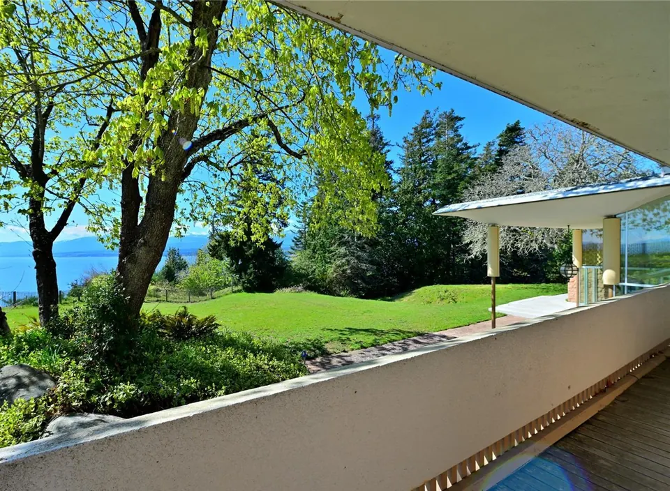 Landscaped approach to the Filberg House