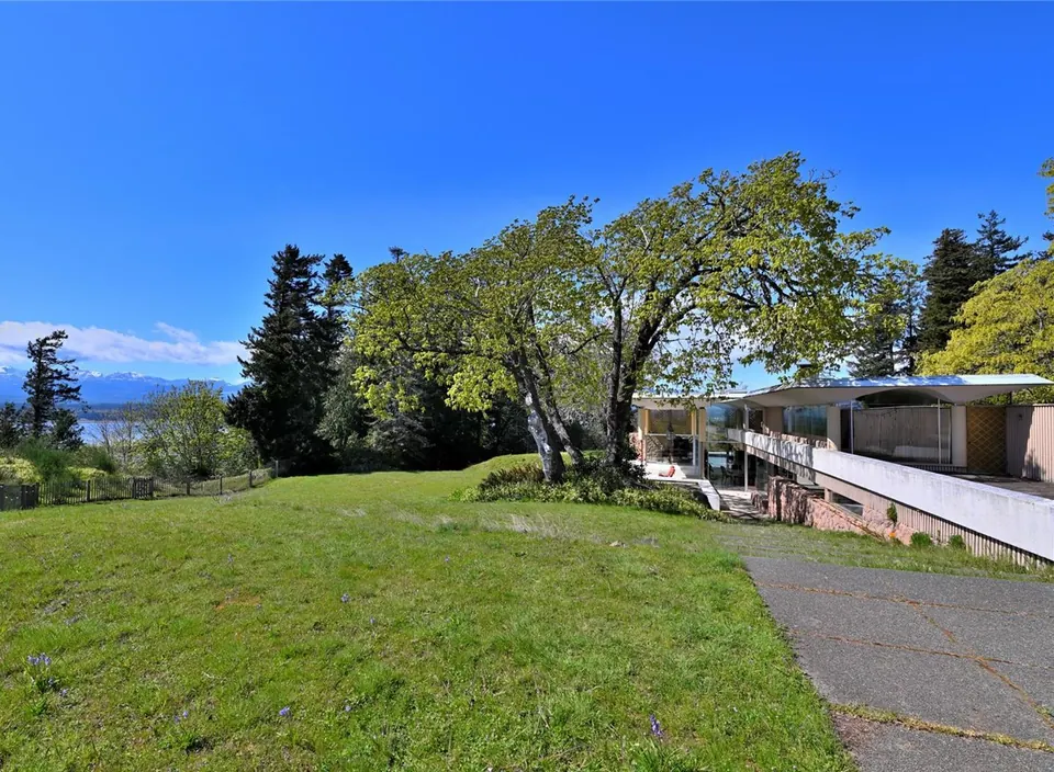 Meadow and coastal view at the Filberg House